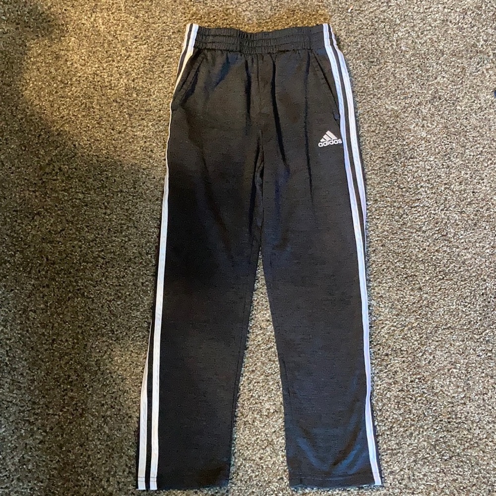 Boys medium adidas(10/12)